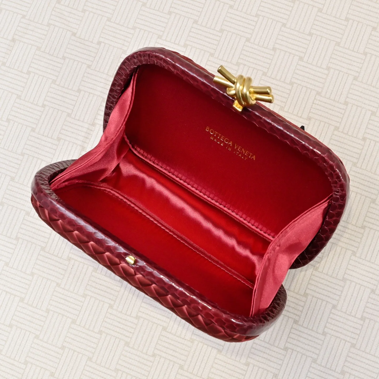 Batch 1460 #BV Knot woven evening bag series ~ Each bag reveals exquisite elegance💫Iconic classic silk weaving➕snake skin trimming with knot buckle, soft and delicate feel. The design is small and exquisite, low-key without logo, elegant and elegant. Paired with evening dress or cheongsam, it has the atmosphere of a famous and wealthy lady. Full of aura and invincible texture💃 Model: 7622 Dimensions: 20x12x5.5